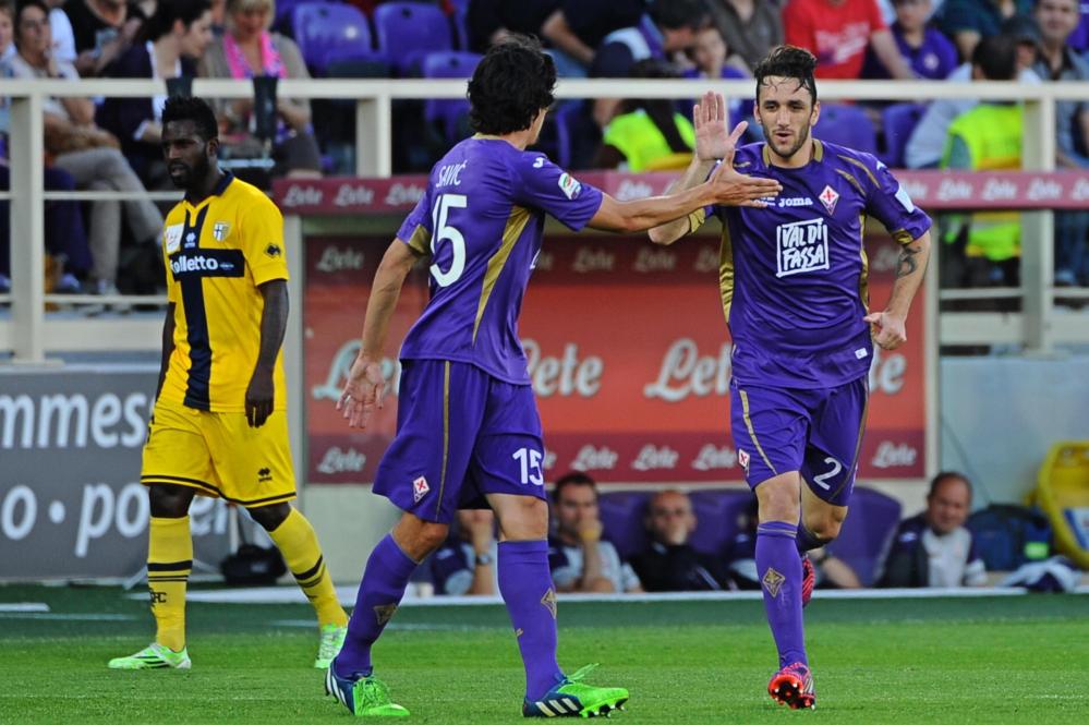Fiorentina's defender Gonzalo Rodriguez celebrates with his teammates after scoring the first goal during the Italian Serie A soccer match between ACF Fiorentina and FC Parma at Artemio Franchi Stadium in Florence, 18 May 2015. ANSA/MAURIZIO DEGL'INNOCENTI