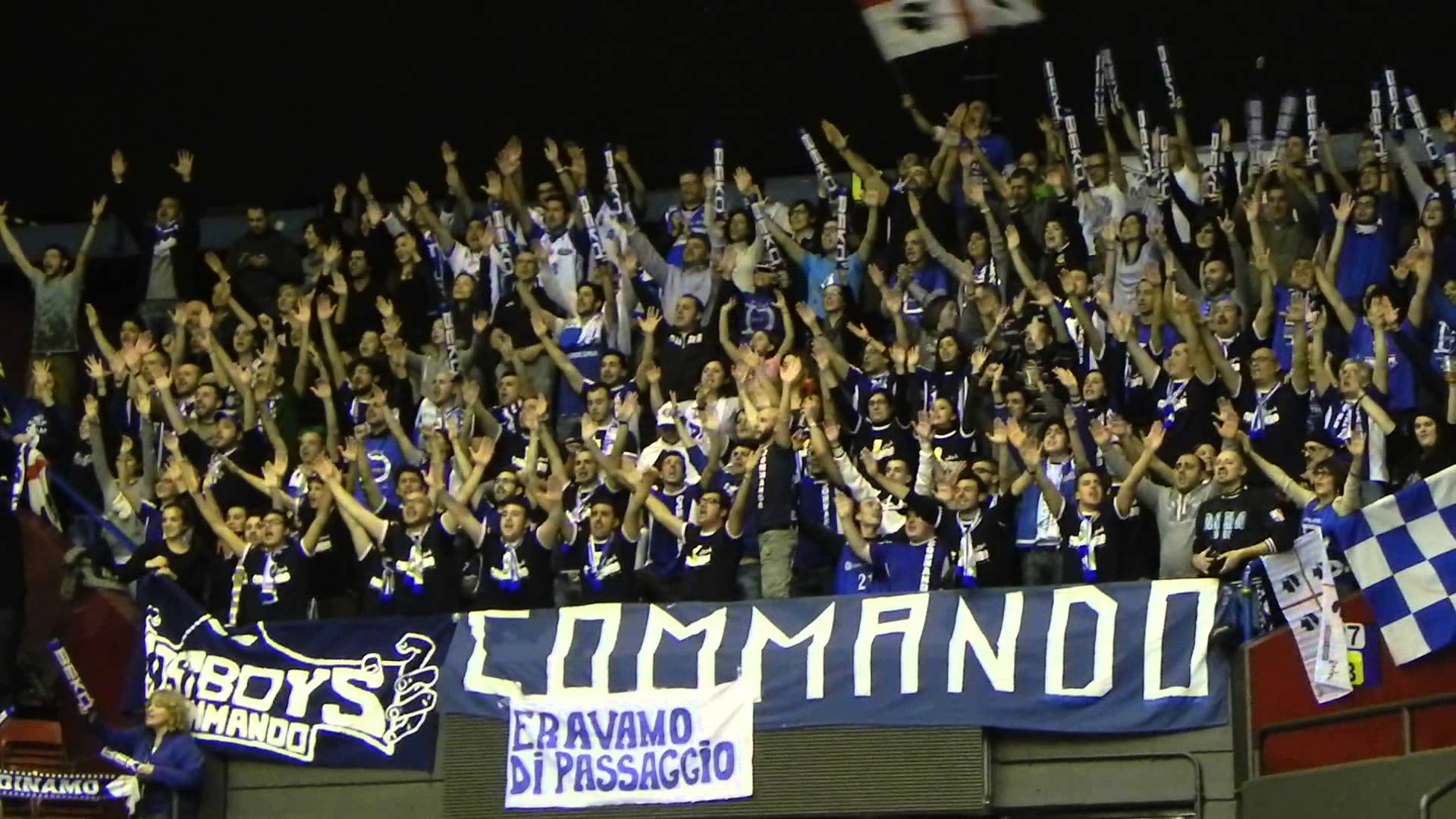 La curva dei tifosi della Dinamo Sassari