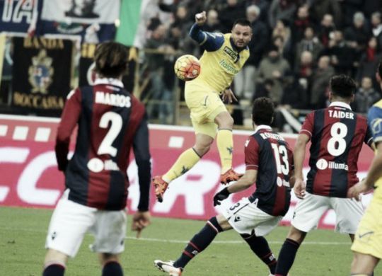 Simone Pepe, centrocampista del Chievo, mette in difficoltà la retroguardia bolognese. Per il romano, secondo gol decisivo in due partite, dopo la rete del 3-3 realizzata alla Roma