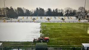 Lo stadio Piola di Vercelli liberato dalla neve, la partita è iniziata alle 17,30 di ieri