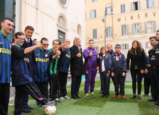 Foto di gruppo con Javier Zanetti e Giancarlo Antognoni alla presentazione del torneo