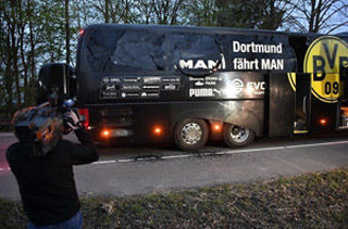 Il pullman del Borussia Dortmund dopo l'esplosione che ha portato al ferimento di Marc Bartra