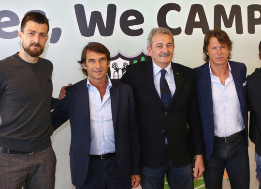 Sassuolo Camp 2017, la presentazione con da sinistra Francesco Acerbi, Giovanni Carnevali, Carlo Rossi, Palmieri e Claude Adjapong (sassuolocalcio.it)