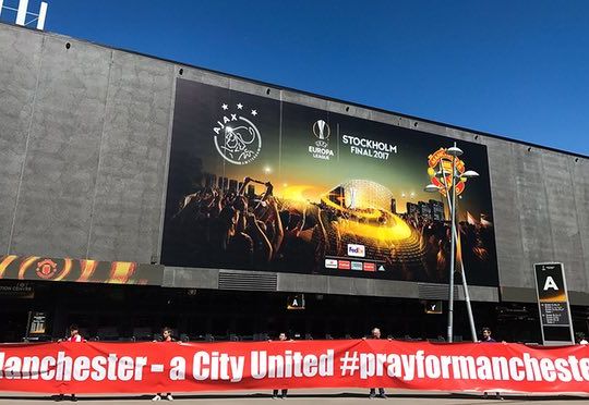 Lo striscione dei tifosi del Manchester fuori dallo Stadio di Stoccolma (Amin Mohammad Jamali/Getty Images)