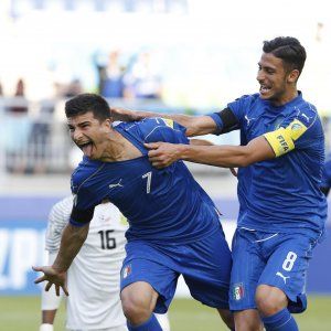 Orsolini e Mandragora festeggiano il gol dell'1-0 (ansa)