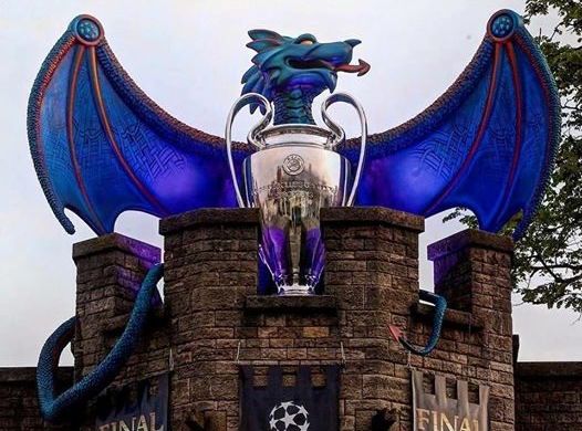 Il dragone e la coppa a Cardiff (signoramiacalcionews.com)