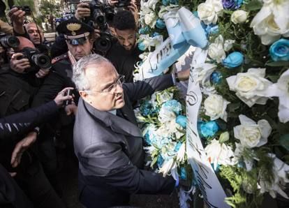 Claudio Lotito depone una cora di fiori alla Sinagoga di Roma (roma.corriere.it)