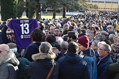 Folla alla camera ardente per il capitano della Fiorentina Davide Astori a Coverciano (ansa)