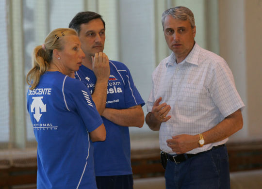 Gianni Caprara con Patkin e Irina Kirillova in nazionale russa (theowlpost.it)