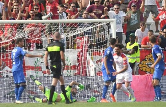 Il gol di Arrighini in Carpi-Brescia (immagini.quotidiano.net/lapresse)