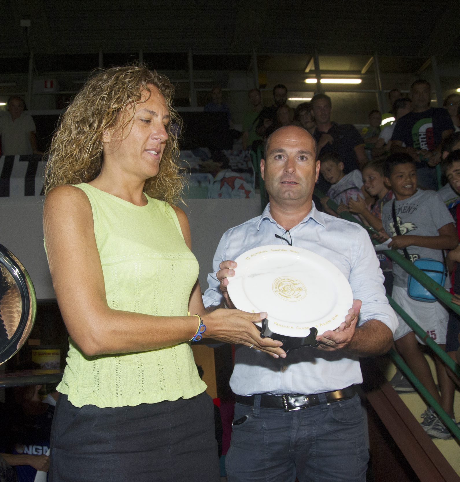 Valentina Buttini premia Marco Gonzadi della Lucchese in occasione del 13° Memorial Gianpiero Vitali Lucca 6 agosto 2014 