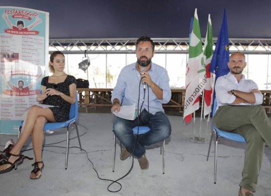 Andrea Costa (al centro) durante la conferenza-stampa di presentazione di FestaReggio 2015