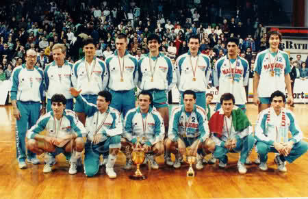 Andrea Giani (secondo da destra in piedi) con la mitica squadra della Maxicono Parma