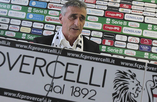 Claudio Foscarini durante la presentazione come nuovo allenatore della Pro Vercelli