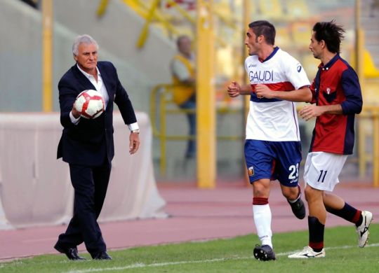Giuseppe Papadopulo, allenatore rossoblù, durante Bologna-Genoa del 2009