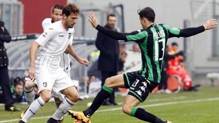 Franco Vazquez, attaccante del Palermo e protagonista del match, affronta Peluso, difensore del Sassuolo
