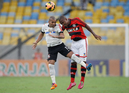 RIO DE JANEIRO, BRAZIL - NOVEMBER 24:  Samir of Flamengo fights for the ball with Emerson of Corinthoians during the match between Flamengo and Corinthians for the Brazilian Series A 2013 at Maracana on November 24, 2013 in Rio de Janeiro, Brazil.  (Photo by Ricardo Ramos/Getty Images)