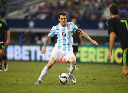 Lionel Messi (29 anni) centrocampista argentino.