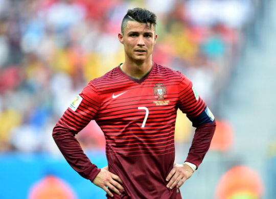 Cristiano Ronaldo Dos Santos Aveiro, meglio conosciuto semplicemente come cristiano Ronaldo  (31 anni) centrocampista , attaccante e capitano della nazionale portoghese.
