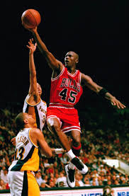 Michael Jordan (1963) uno dei più conosciuti giocatori del campionato di pallacanestro americano (NBA). Detiene il record di tredici campionati vinti consecutivamente da una squadra di pallacanestro (chicago bulls)
