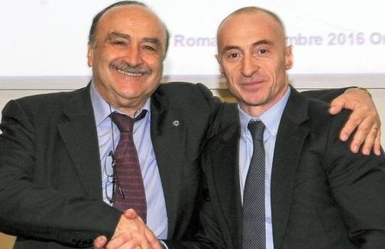 Jury chechi stringe la mano al nuovo presidente di federginnastica Gherado Tecchi (foto quotidiano.net)