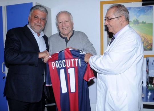 Ezio Pascutti è al centro, a sinistra l'ex presidente del Bologna Albano Guaraldi