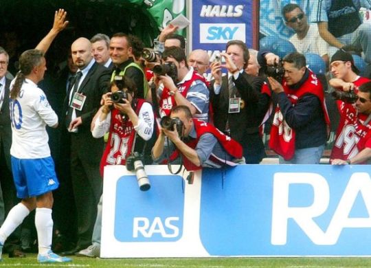 Roberto Baggio nel giorno del suo addio al calcio il 16 maggio del 2004 a San Siro (Ansa)