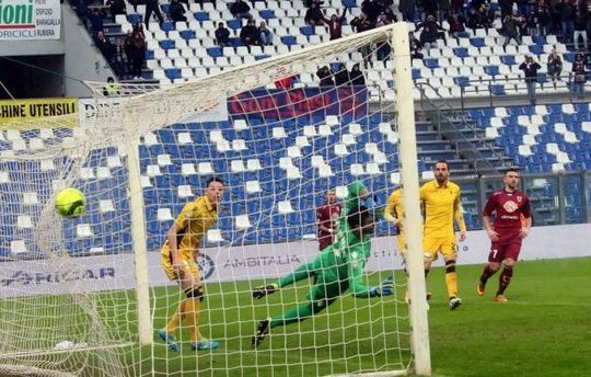 Il gol di Carlini (foto Rastelli per quotidiano.net)