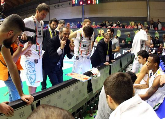 La panchina della Betaland con il coach Di Carlo che dà indicazioni ai suoi giocatori (foto repubblica.it)