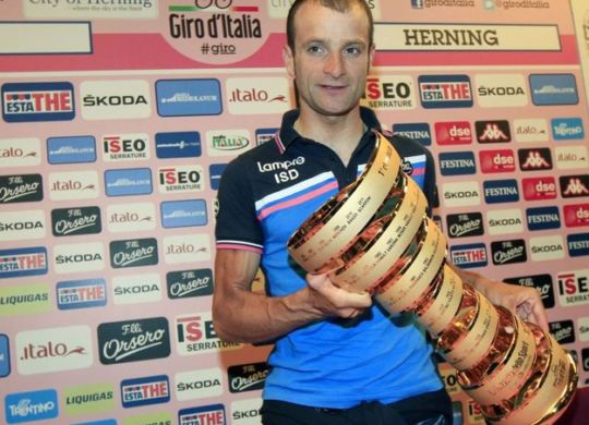 Scarponi con il trofeo del Giro vinto nel 2011 (quotidiano.net)