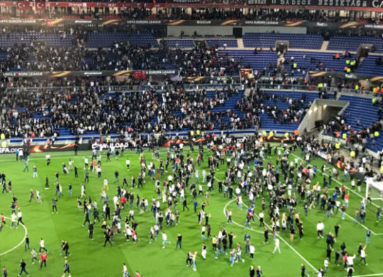 Tifosi francesi in campo per sfuggire ai disordini (tuttosport.com)