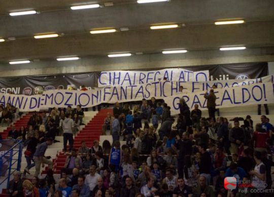 Il ringraziamento dei tifosi della Vanoli al presidente Aldo per gli otto campionati di serie A (sportgrigiorosso.it)