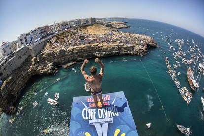 Alessandro De Rose ha vinto la Red Bull Cliff Diving a Polignano (corriere.it)