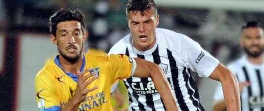 Lorenzo Ariaudo difensore del Frosinone e Andrea  Favilli attaccante dell'Ascoli (Lapresse-Fanini)