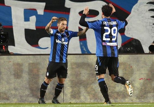 Petagna esulta dopo il gol con Gomez. Bergmaschi primi nel girone (calciodangolo.com)