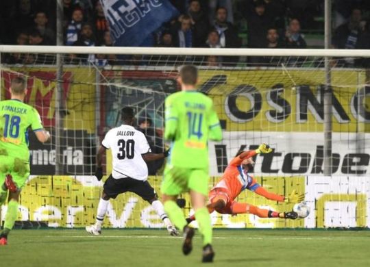 Il gol di Jallow per il momentaneo pareggio del Cesena (immagini.quotidiano.net/lapresse)