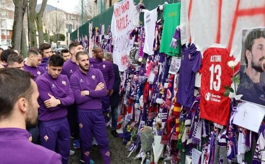 I compagni della Fiorentina hanno reso omaggio al loro capitano fuori dallo stadio (lanazione.it)