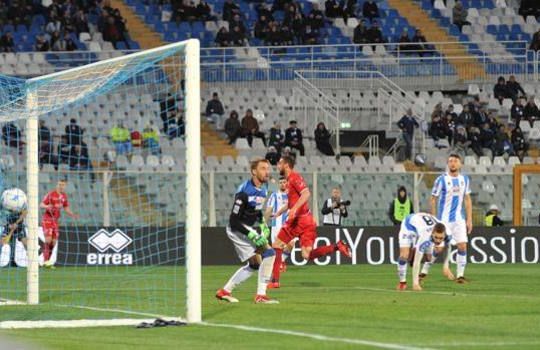Il gol di Sabbione ha deciso la gara fra Pescara e Carpi (lapresse/gazzetta.it)