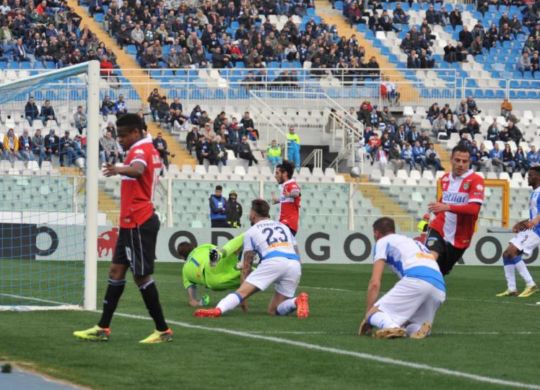 Il primo gol del Parma a Pescara segnato da Calaiò (Lapresse/Fabio Urbini)