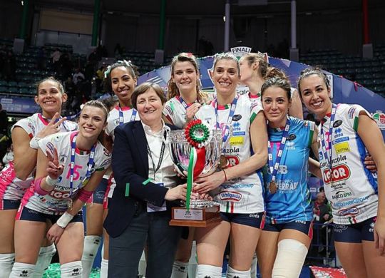 Suor Giovanna Saporti con le ragazze della Igor volley Novara vincitrici della coppa Italia (canosaweb.it)