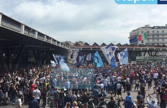 In 5000 hanno salutato il Napoli alla stazione in partenza per Firenze (calcionapoli 24.it)