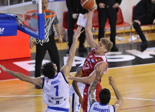 Vitali contrasta Kuzminskas (Lapresse)