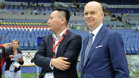 L'ad del Milan Marco Fassone con Han Li (goal.com)
