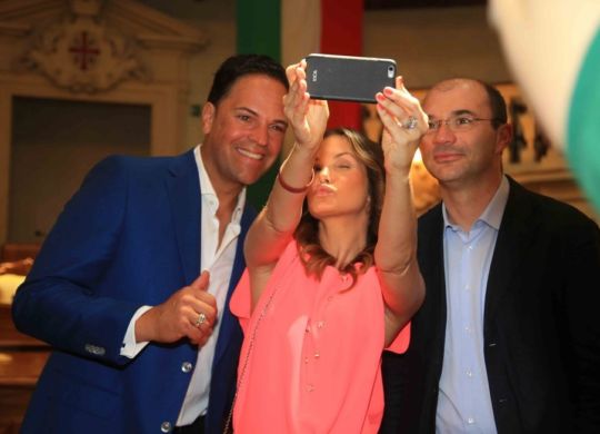 Alicia Rickter con il marito Mike Piazza e il sindaco Luca Vecchi al loro arrivo a Reggio (gazzettadireggio.gelocal.it)
