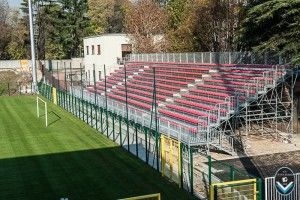 La tribuna dello stadio Città di Gorgonzola dove gioca l'Erminio Giana (asgiana.com)