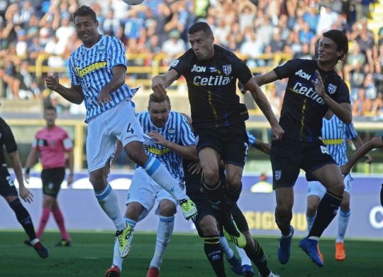 Un colpo di testa di Thiago Cionek durante Spal-Parma (goal.com)