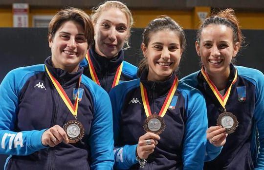 La squadra della sciabila femminile sul podio (federscherma.it/Bizzi)