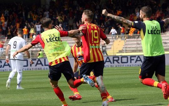 La gioia dei giocatori del Lecce (ilmessaggero.it)