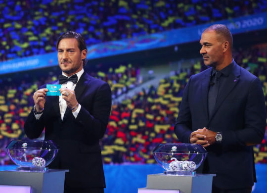 Francesco Totti durante il sorteggio (Dean Mouhtaropoulos/Getty Images)